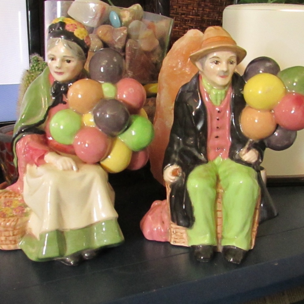 Royal Doulton figurines of the "Old Balloon Seller" & "The Balloon Man - Picture 6 of 7